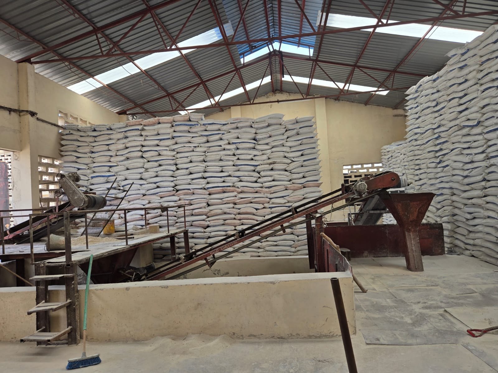 Raw material input conveyor